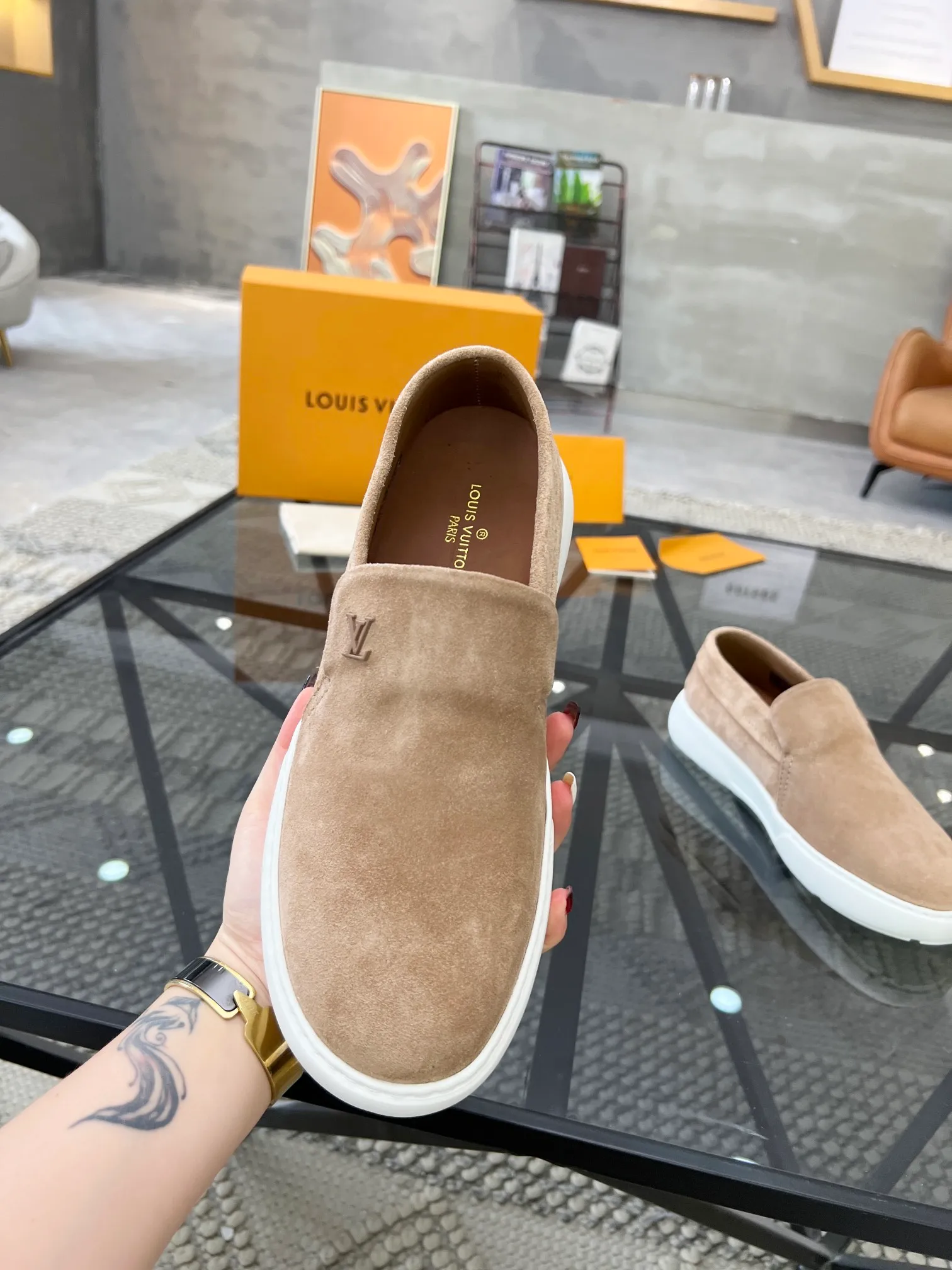 Factory price: 520💰 LV🔍Top purchasing agent🇮🇹 Road The most popular sneakers are available at the same time in the super popular sports shoe counters. The uppers are made of Italian original imported cowhide fabric. The classic and generous layout is a must-have for fashionistas. The complex craftsmanship is perfectly reproduced. The imported soft water-dyed cowhide lining is padded. The soles are: original soles specially provided by the factory. The exclusive foamed molded soles are super comfortable. The original factory follows the order. 🔍🔍High quality. You can go in and out of the counter at will. Welcome to compare. Size 39-45 (38 can be ordered)